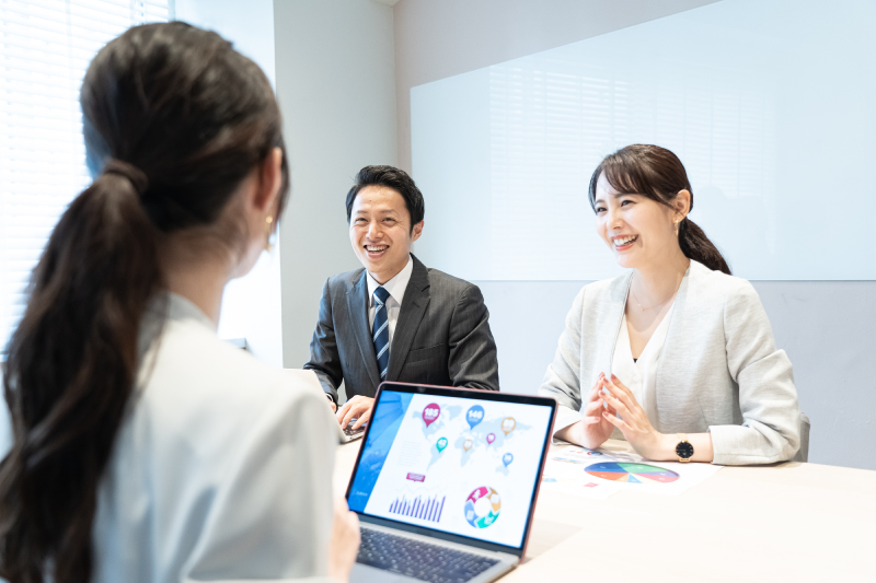 会議室で販売戦略やマーケティングについて打ち合わせを行うビジネスチーム
